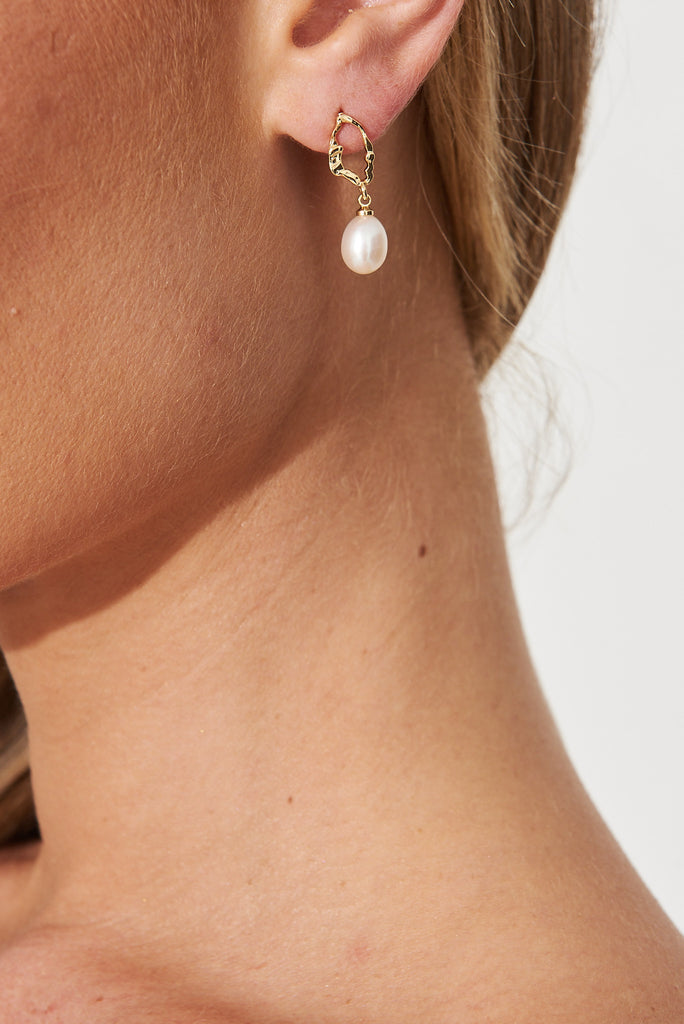 August + Delilah Lorient Drop Earrings In Gold With Faux Pearl - detail