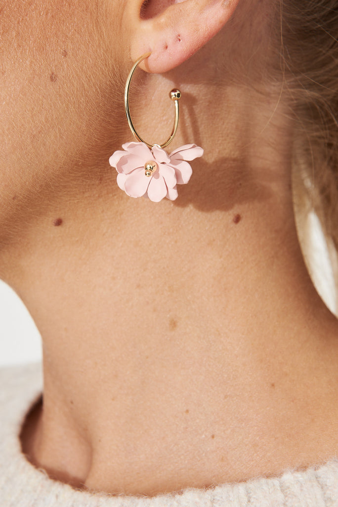August + Delilah Allanis Hoop Earrings In Pink - detail